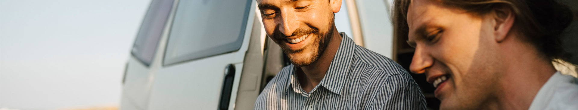 två män utanför sin husbil