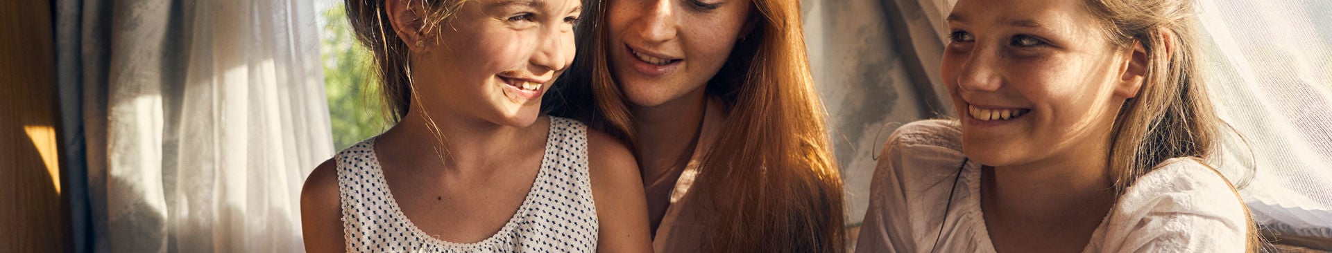 mamma med två döttrar i sin husvagn