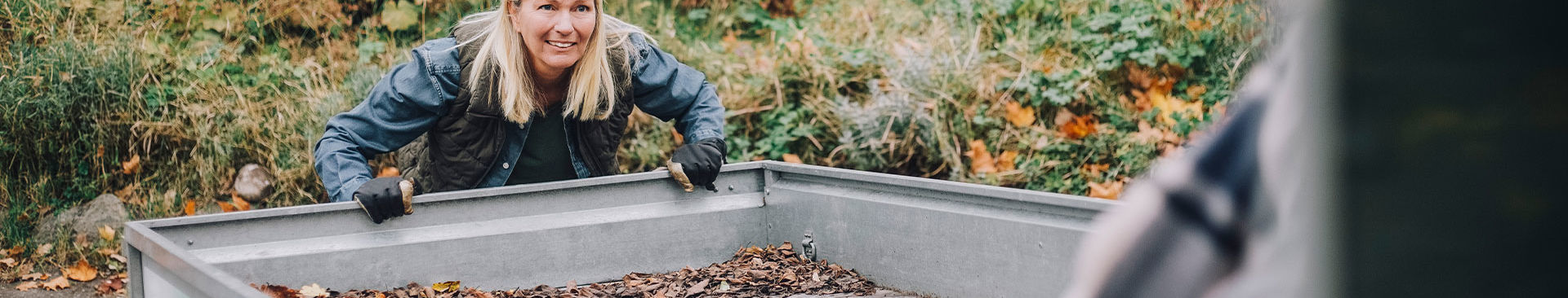 kvinna vid en släpvagn