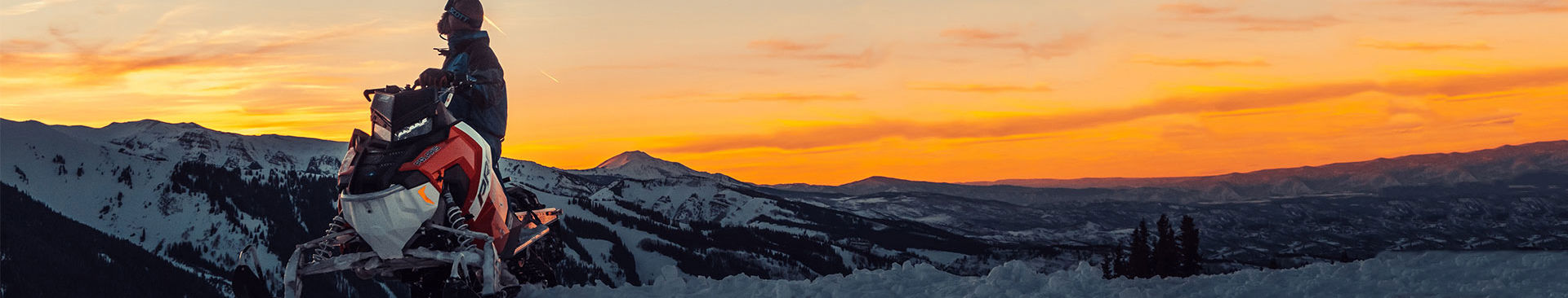 man på snöskoter med vacker utsikt