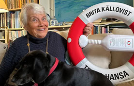 Livräddaren Brita med hunden Bell och sin alldeles egna livboj