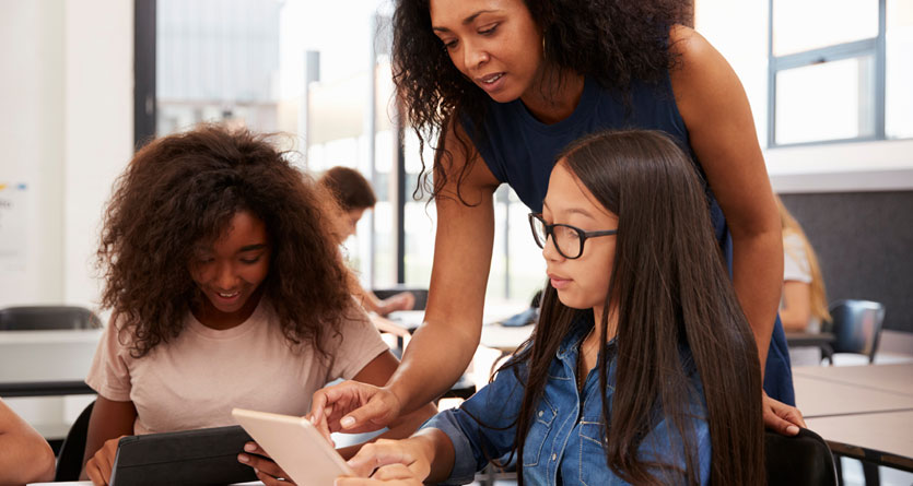 elever får hjälp av lärare i skolan