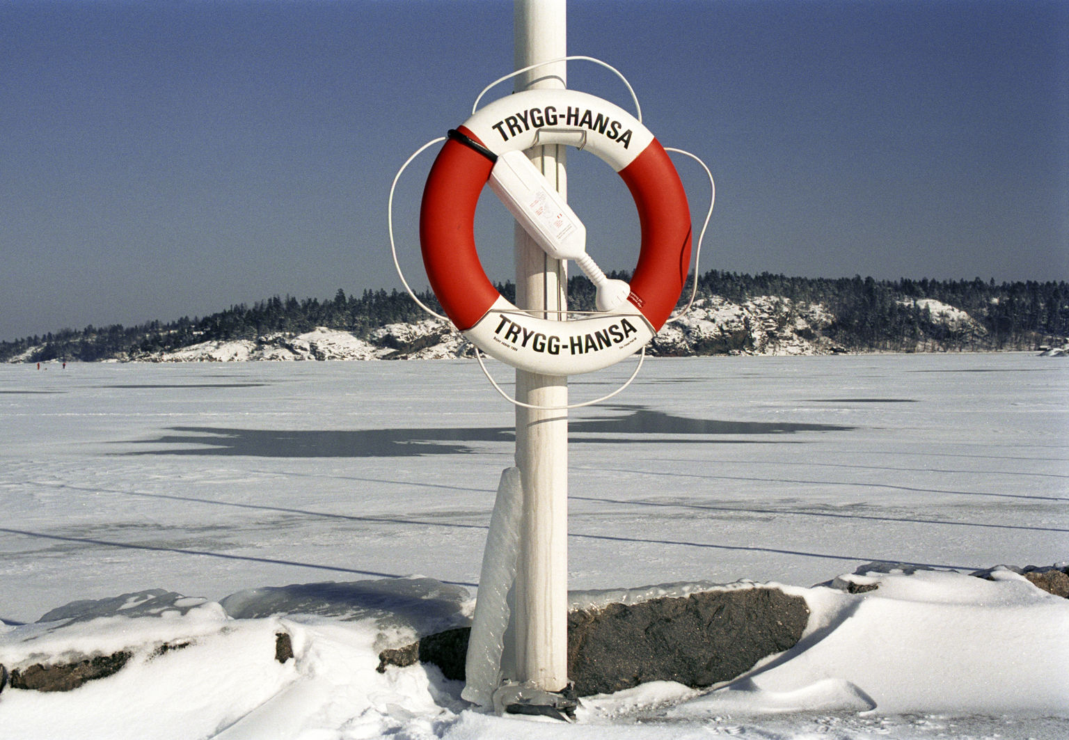 livboj vid en frusen sjö på vintern