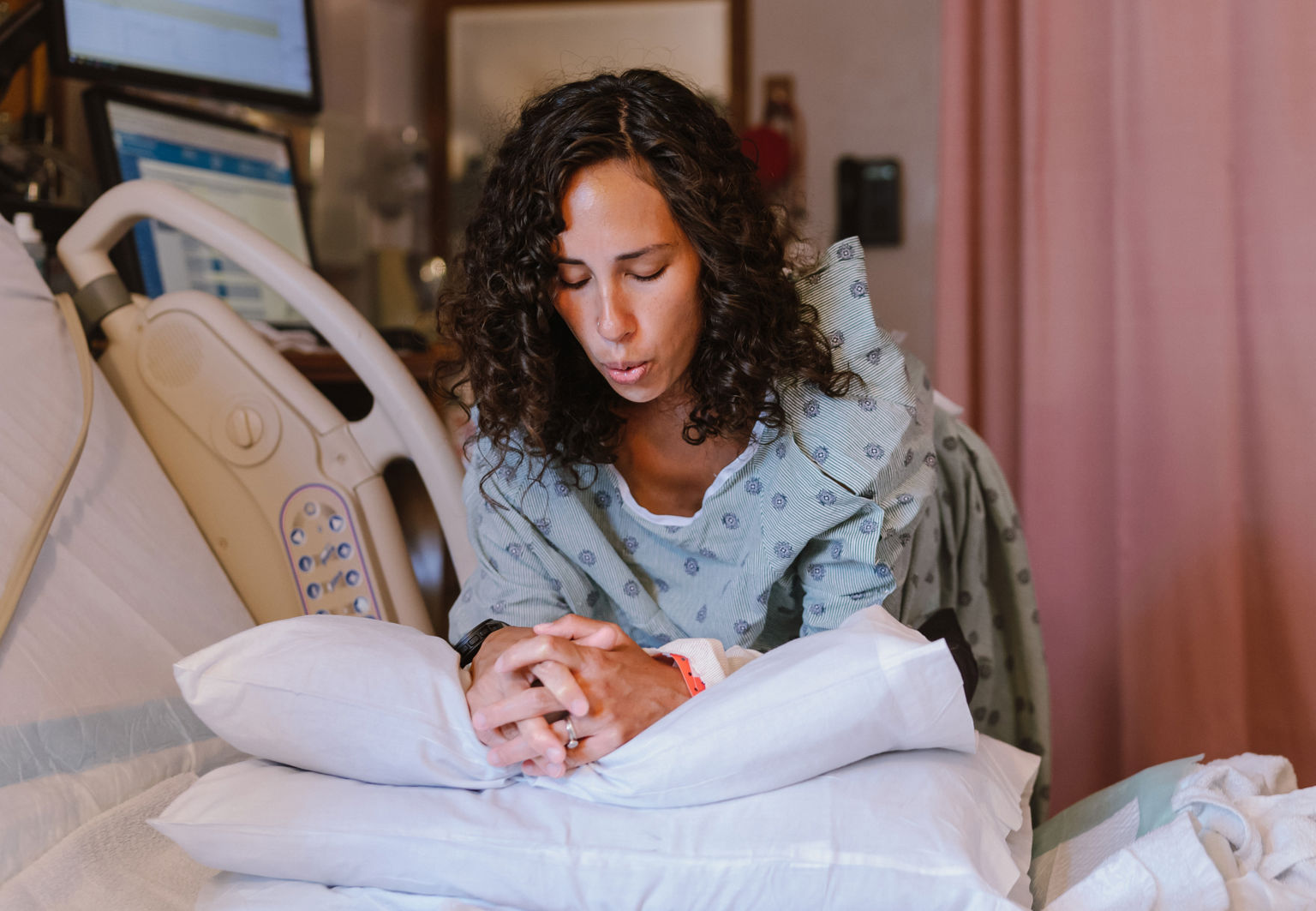 Kvinna andas igenom smärtsamma värkar på förlossingsrummet