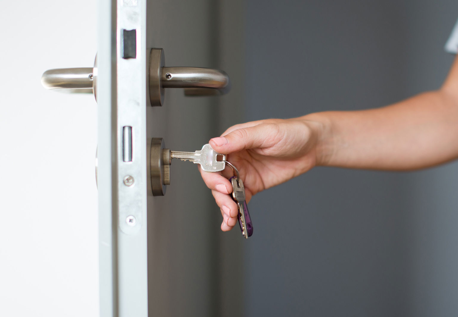 kvinna låser sin ytterdörr