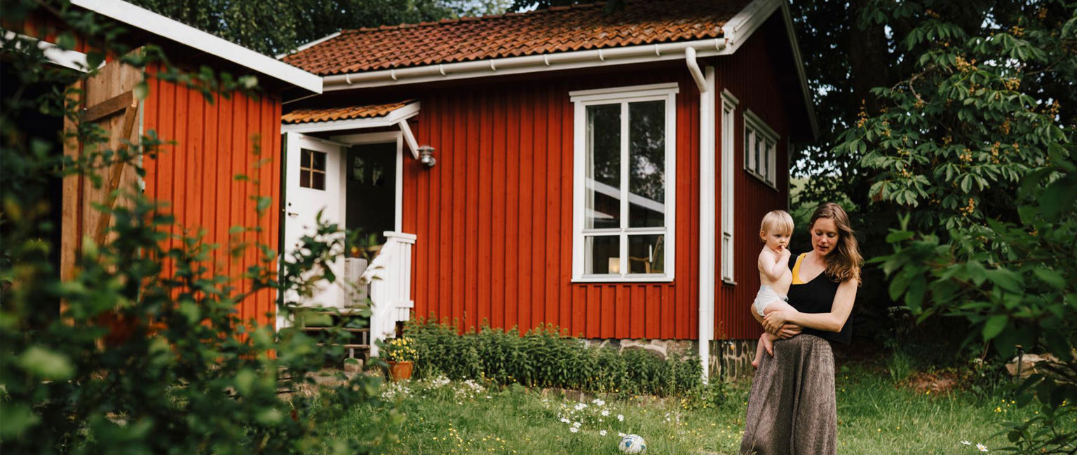 bil på landsväg på våren