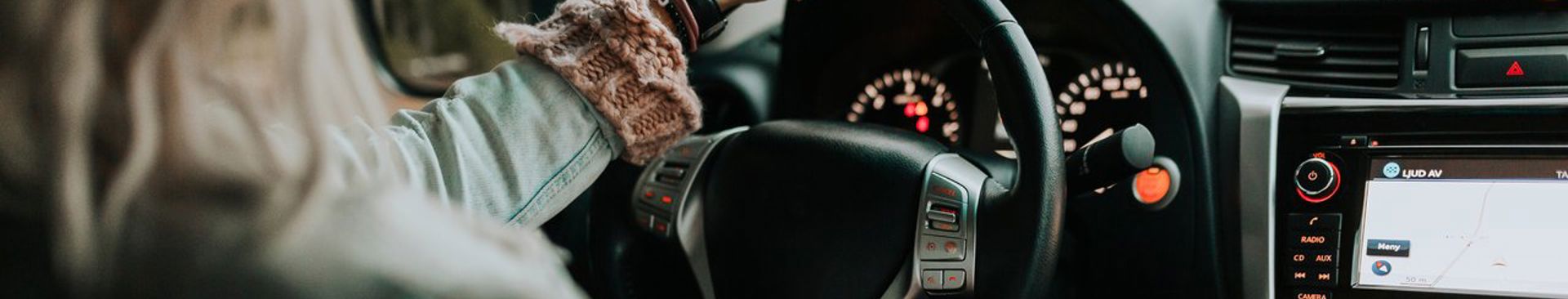 Närbild på bilens instrumentpanel