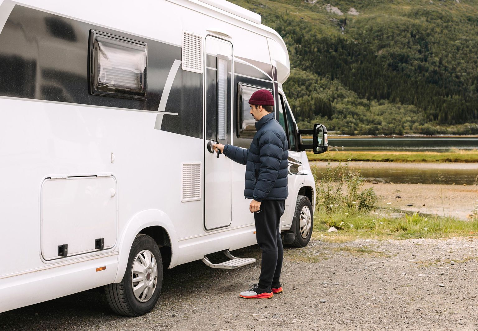 man låser sin parkerade husbil