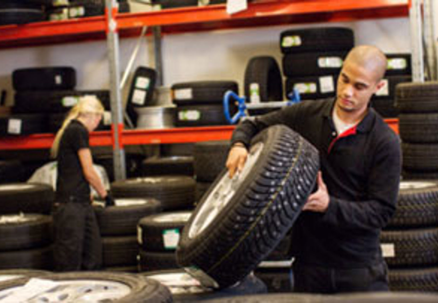 man på däckverkstad