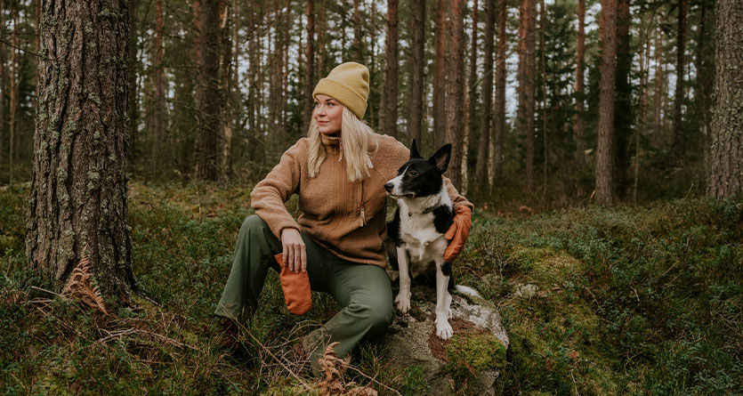 ung kvinna med sin border collie