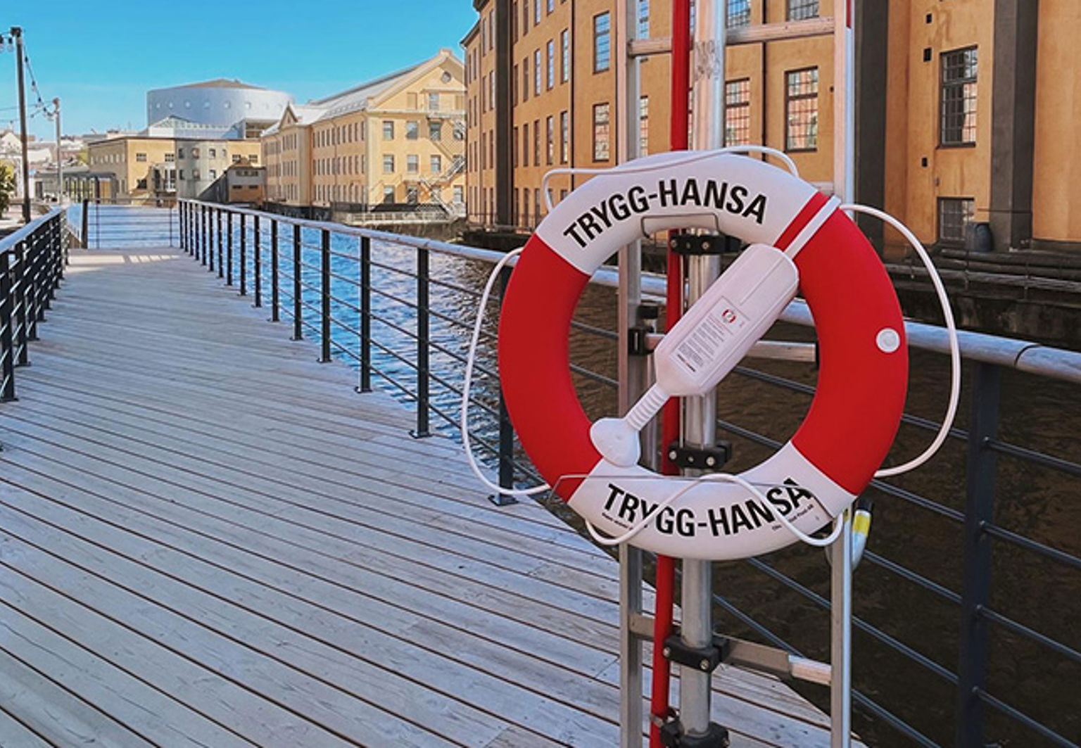 livboj vid en brygga vid vatten i staden