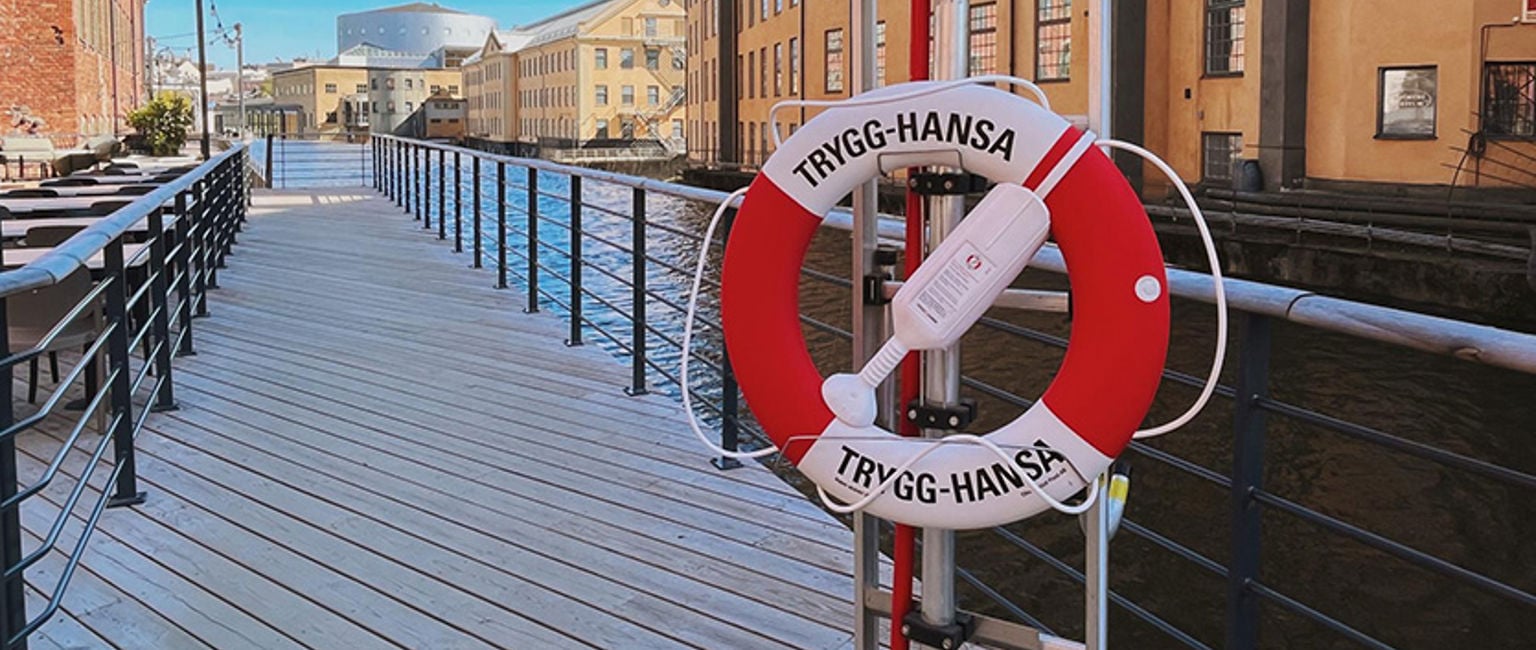 livboj vid en brygga vid vatten i staden