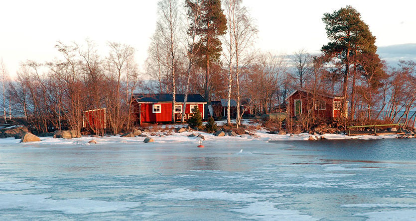 sommarstuga vid ett istäckt hav