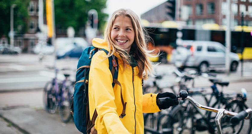 Kvinna håller i en cykel