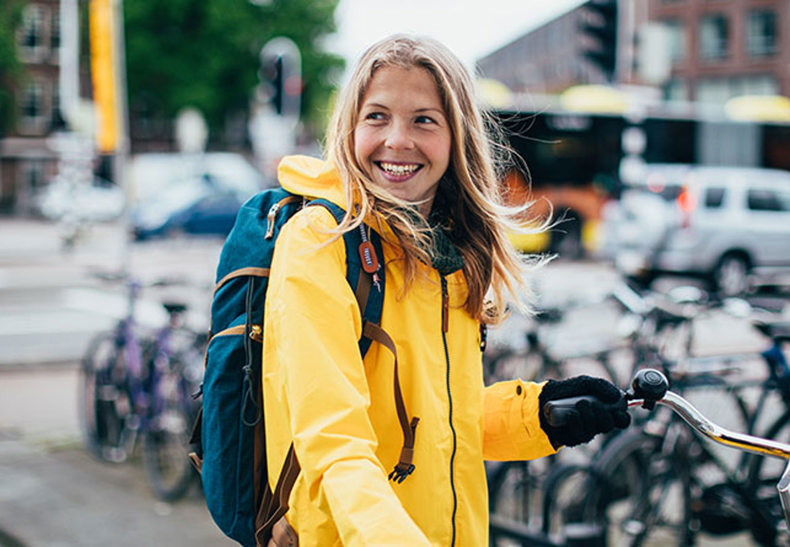 Kvinna håller i en cykel