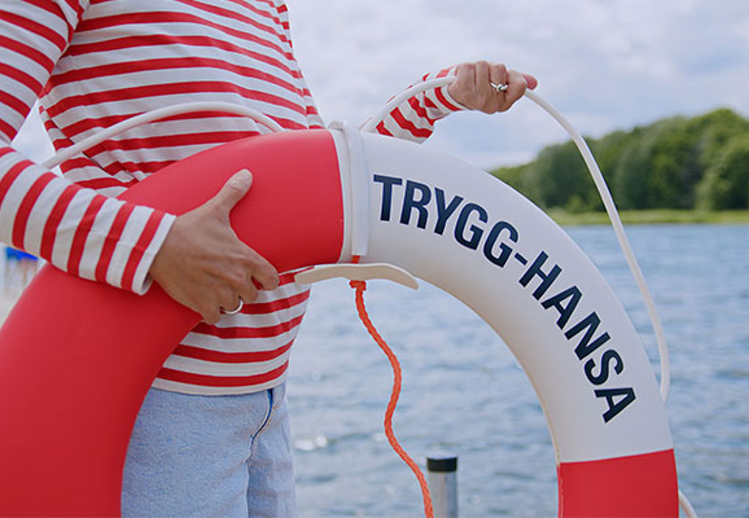 närbild kvinna håller en livboj