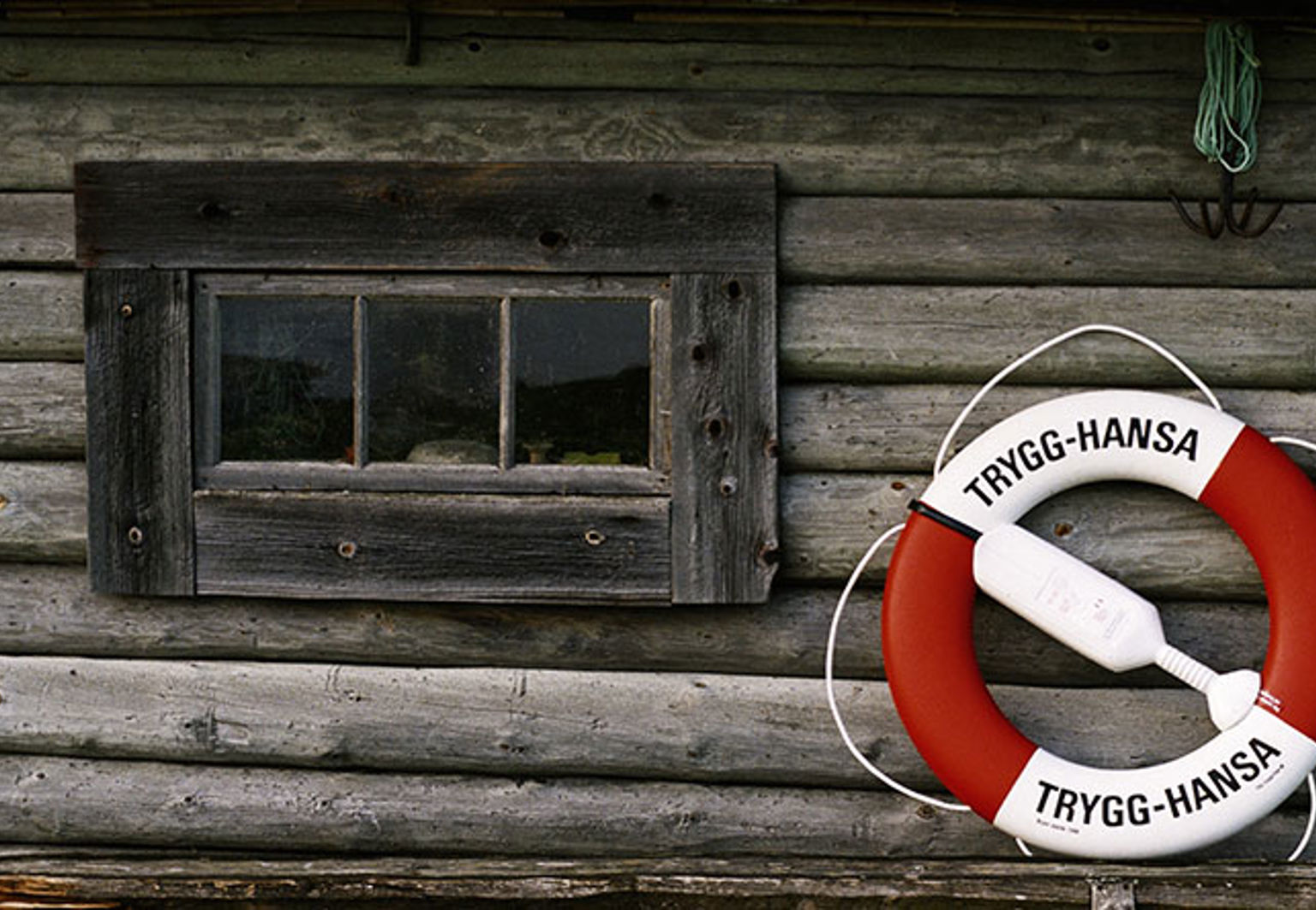 livboj hänger på en trävägg