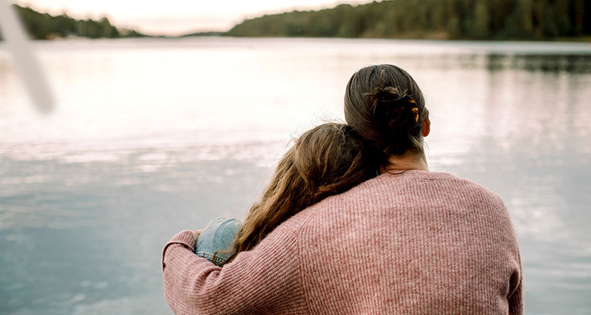 mamma håller om sin dotter