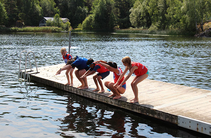 barn på sommarsimskola