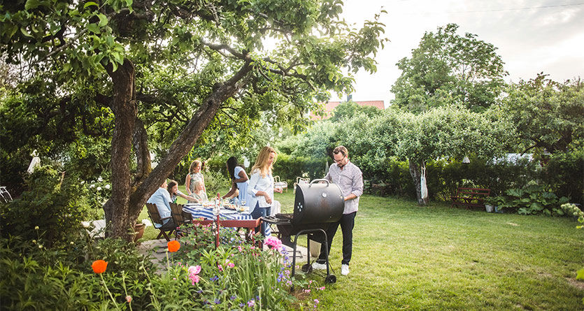 familj grillar i trädgården