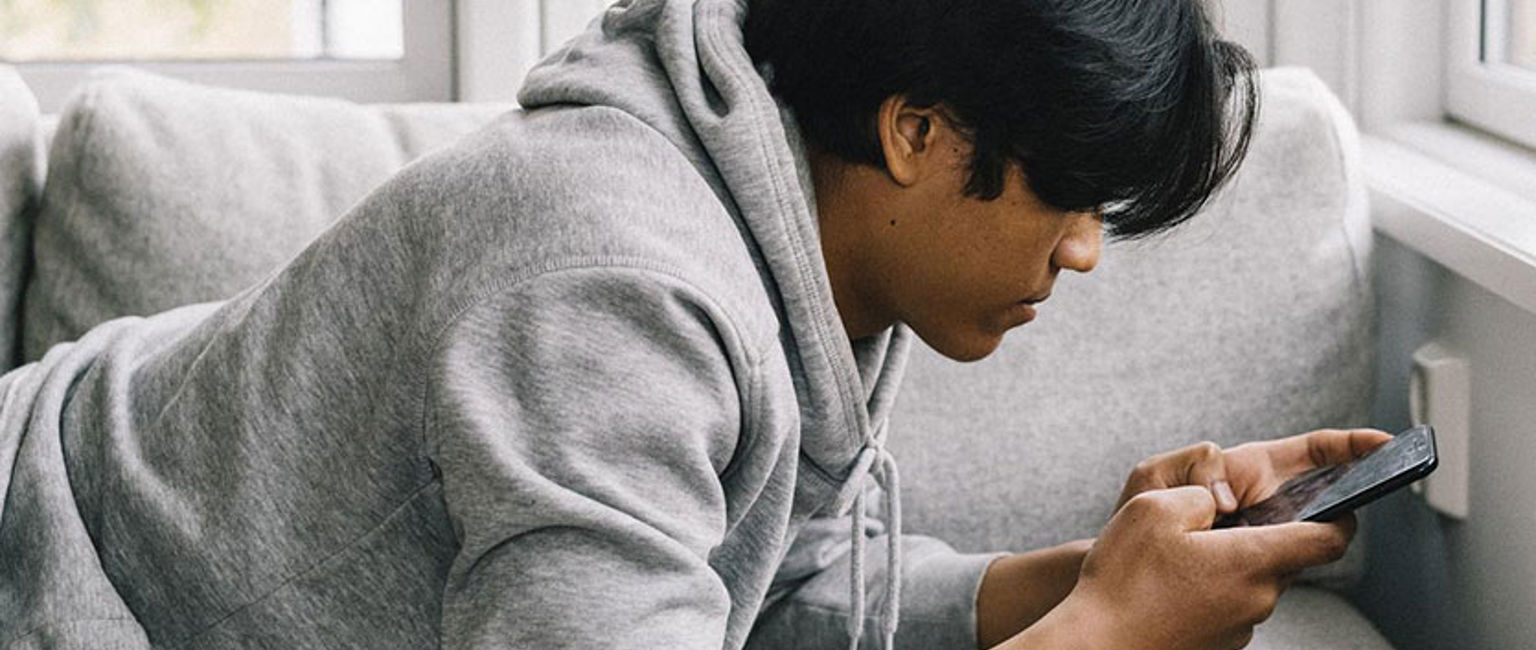 tonåring scrollar på mobilen