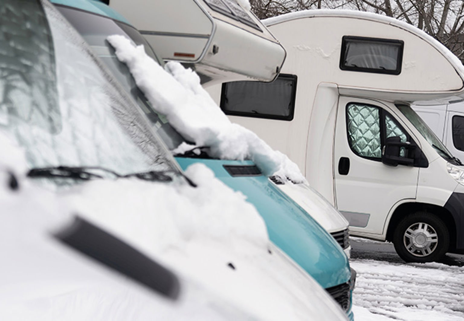 husbilar på parkering på vintern