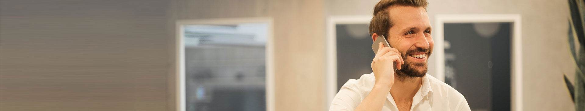 man talar i mobiltelefon