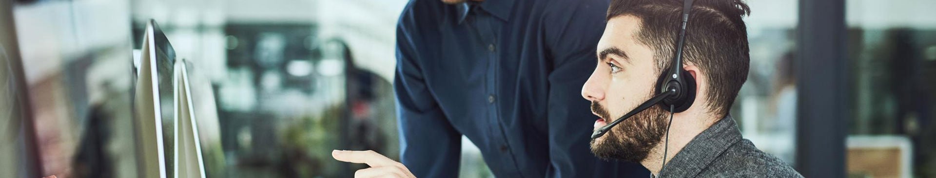 två män som arbetar på kundservice