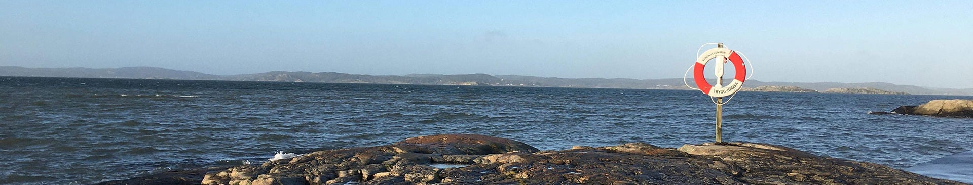 livboj på en holme vid havet