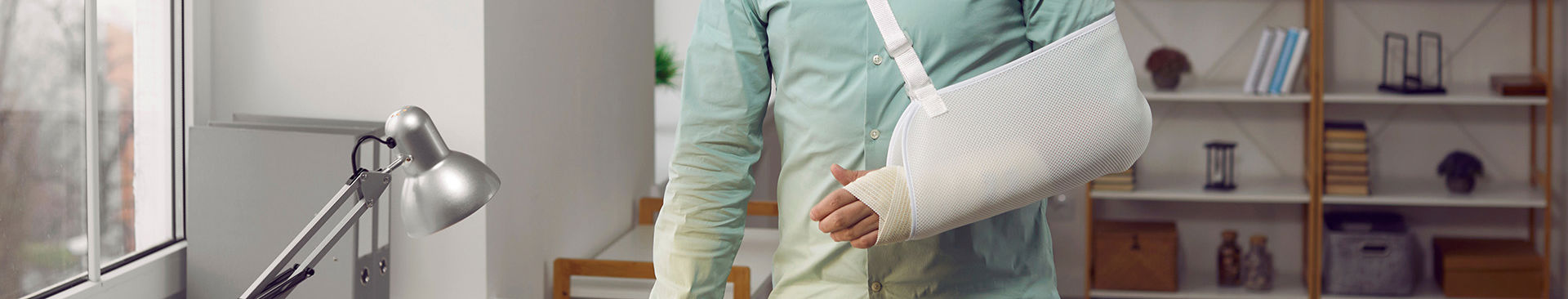 man med armen i mitella