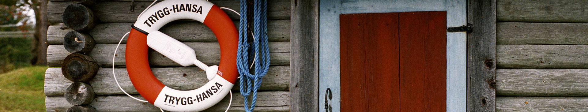 livboj hänger på väggen på en stuga