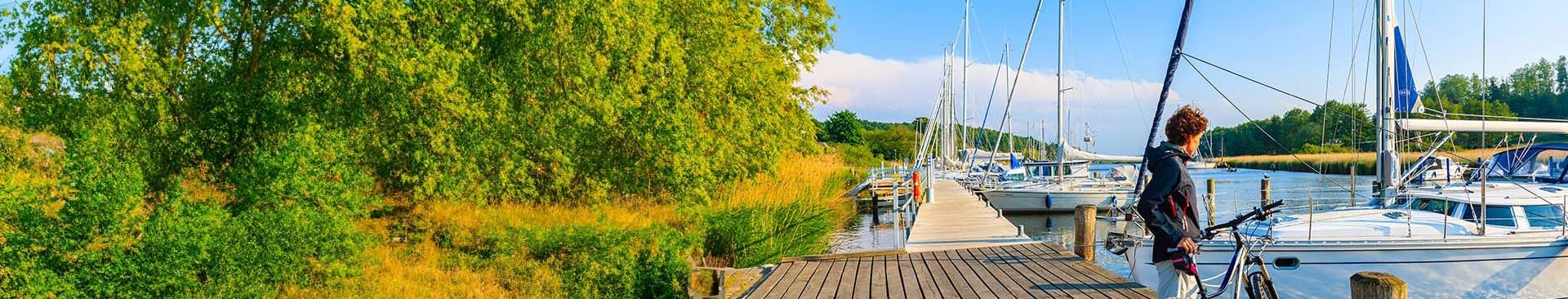 brygga vid båthamn på sommaren