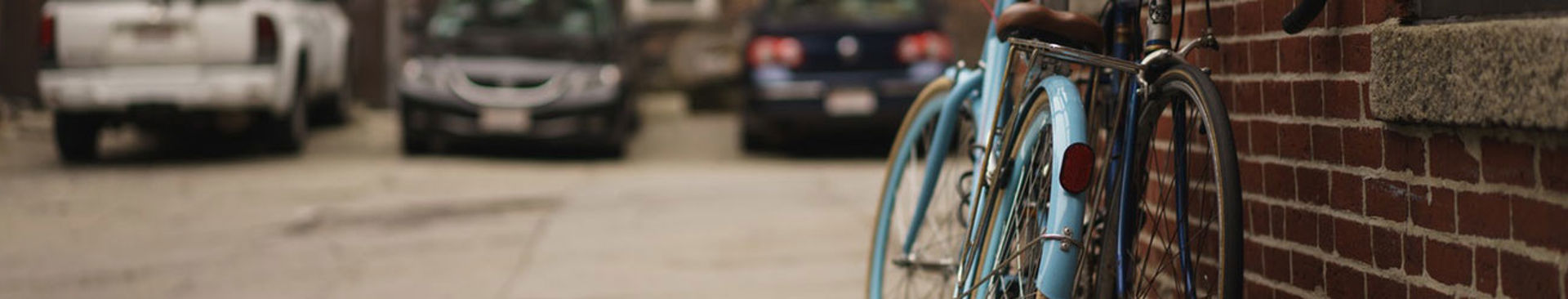 cykel står lutad mot en vägg