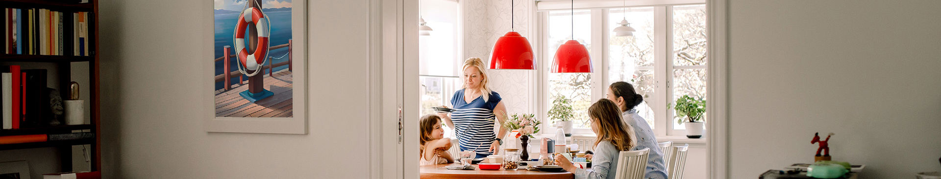 familj hemma vid sitt matbord