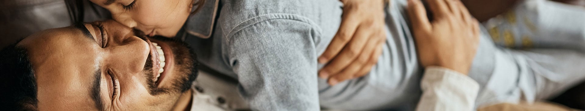 man med sitt barn som kramas