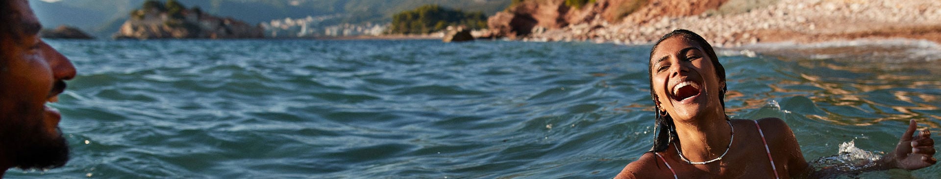 ungt par badar i havet på semester