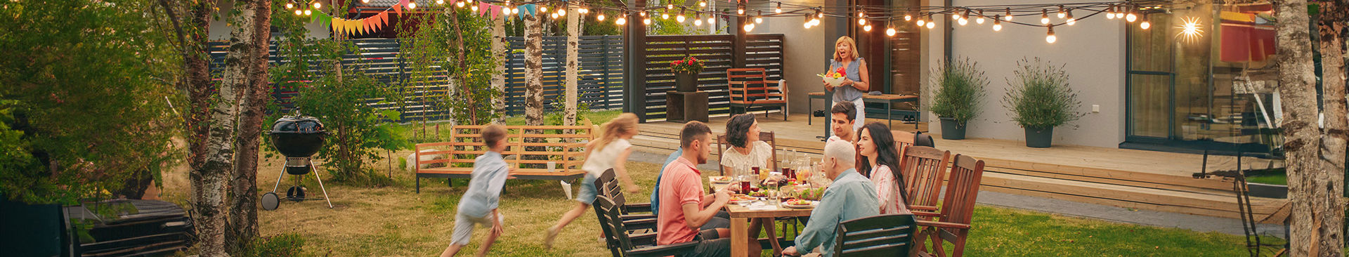 familj ute i sin villaträdgård